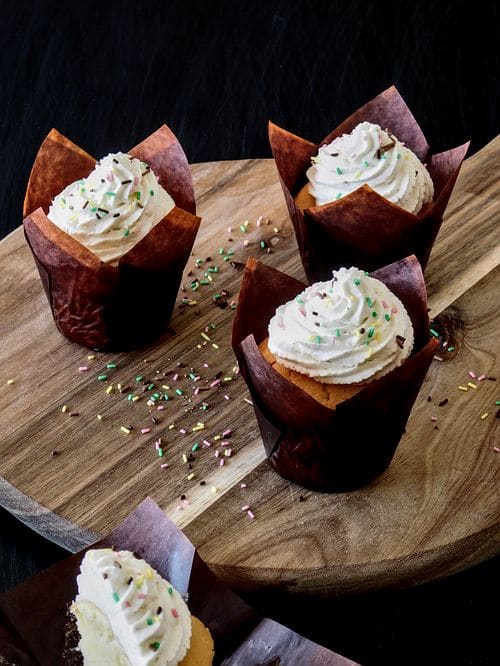 Tartlets with mascarpone whipped cream